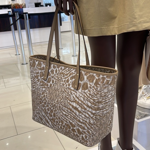 Michael Kors, this Carter Signature Animal Print Semi Lux Open Tote Handbag 
NWT - Picture 4 of 16